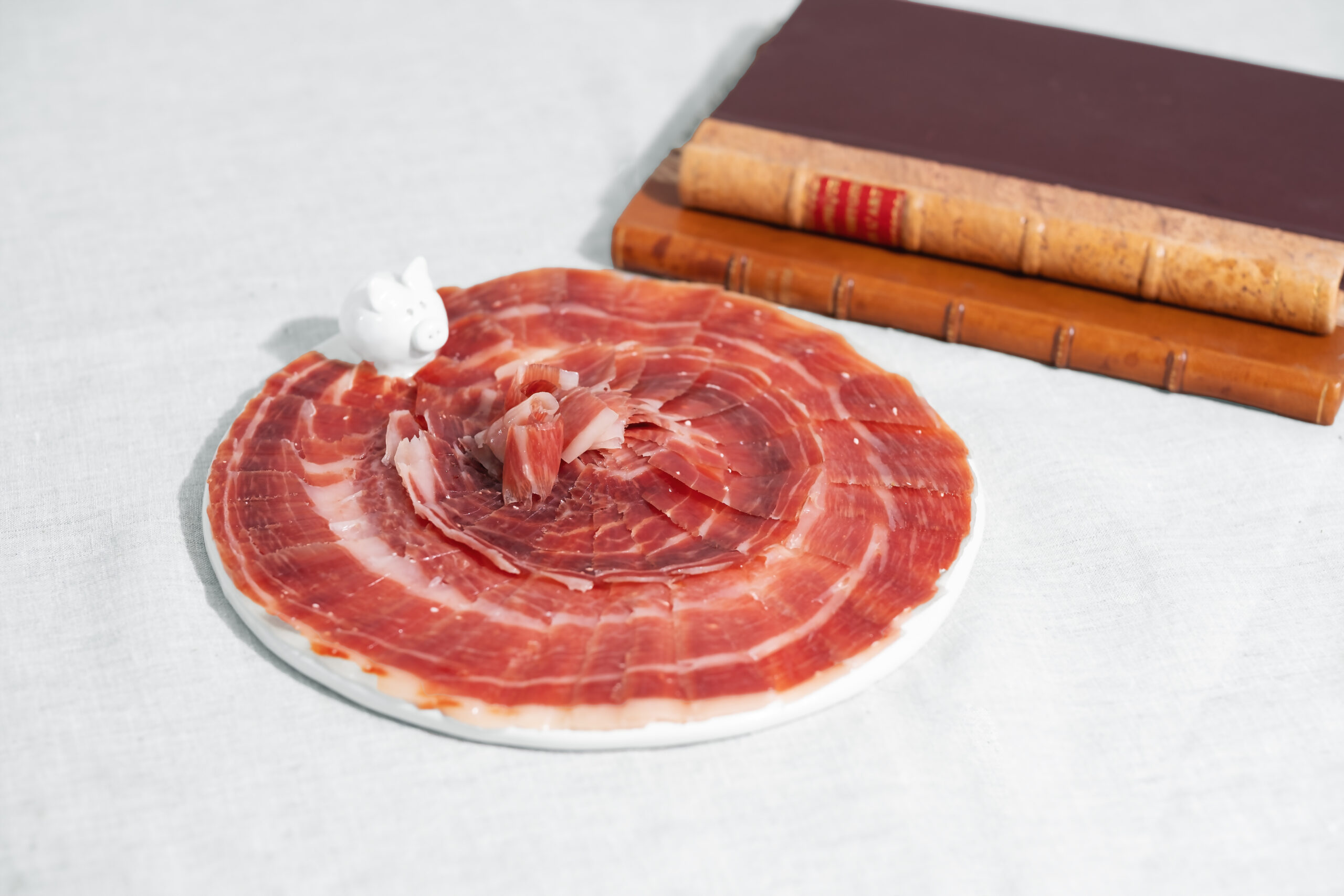 Tabla de cerámica con detalle de cerdito - Imagen 2