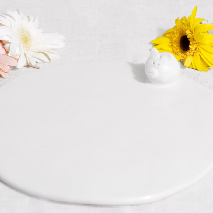 Tabla de cerámica con detalle de cerdito